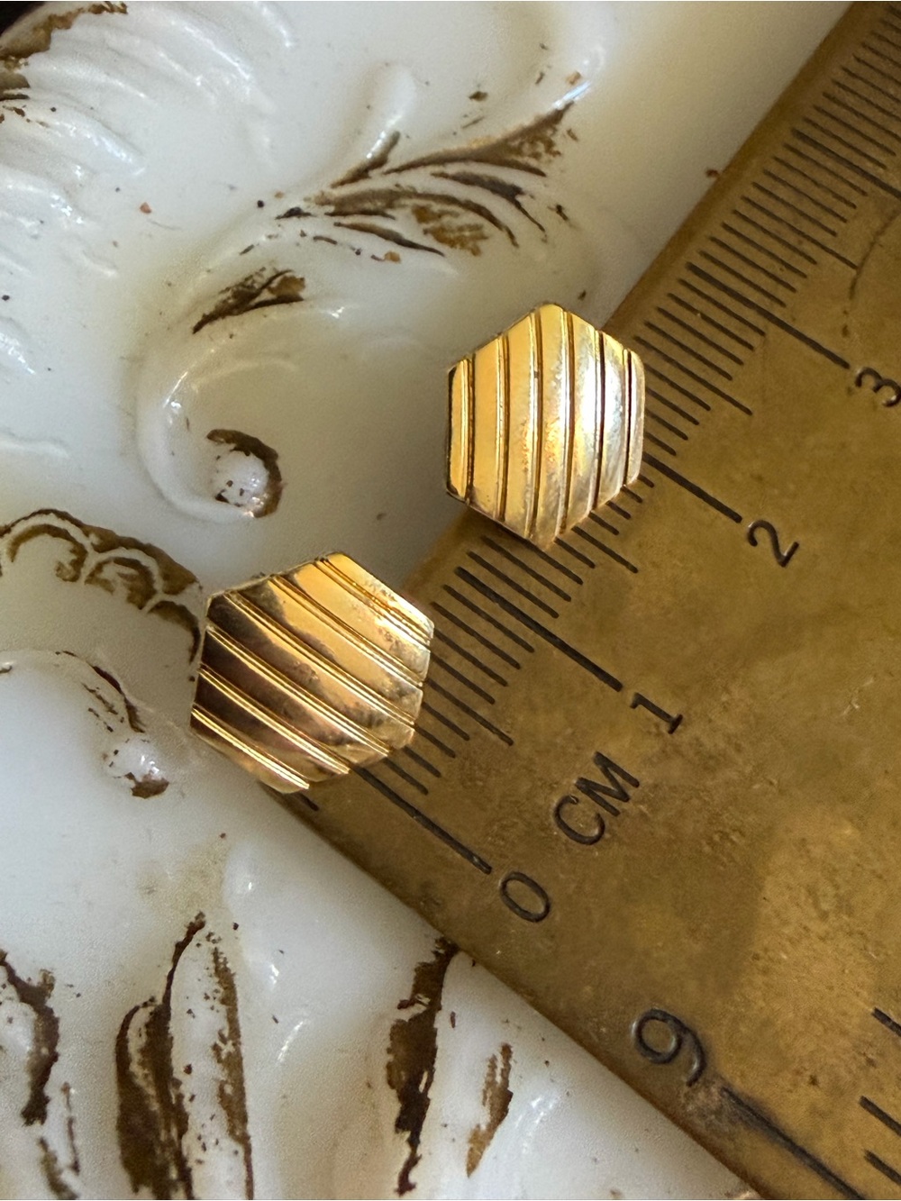 Vintage etched striped geometric stud earrings gold tone